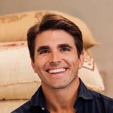 Paris Hilton and Tom sing Elton John with a dog!