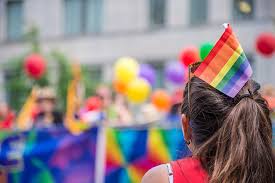 En 1969, la revuelta de stonewall, bar del greenwich village de nueva york, dio víctimas de arrestos, golpes y humillaciones, un grupo de personas lgbt se rebelaron cuando la policía de nueva york entró al bar. 28 De Junio Dia Del Orgullo Gay Sabes Por Que Kena