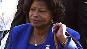 En déposant une plainte privée. Michael Jackson Sa Mere Katherine Pourrait Porter Plainte Contre Le Dr Murray Premiere Fr