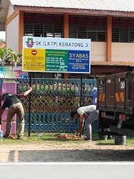 Papan tanda menunjukkan bahawa kawasan taman perumahan dan sekitarnya berisiko ditenggelami air. Papan Tanda