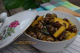 Masukkan juga santan cair dan asam keping, gunakan api perlahan kacau santan sehingga mendidih, sebab takut naik minyak. Amie S Little Kitchen Siput Sedut Masak Lemak Cili Padi Dengan Daun Kaduk Dan Rebung Madu