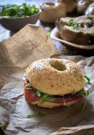 Bagels Viande Des Grisons Fromage Frais Tapenade Parmesan Et Roquette Recette Bagels Manger Sainement Recette Alimentation
