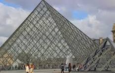 La pirámide del Louvre