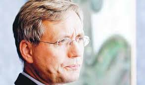 Tvítugur ma›ur stunginn til bana