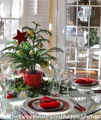 Christmas table setting whether you are setting the christmas table for a large group, or just for your family, adding some special touches will make your table feel festive. Christmas Table Setting With A Christmas Tree Theme Between Naps On The Porch