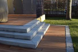 Wooden Terrace With Privacy Elements By Knumox Mit Bildern Holzterrasse Garten Terrasse Hinterhof Terrasse