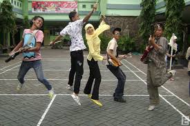 Rock n roll, lirik dan chord lagu terbang dari kotak d5 a#5 aku bukanlah seorang preman Carbone Band