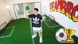 Die kosten für einen kunstrasen sportplatz variieren je nach größe des fußballplatzes, den vorhandenen gewerken, dem kunstrasen granulat und der produktqualität des. Ich Baue Einen Fussballplatz Im Wohnzimmer Youtube