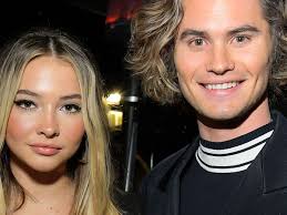 The links show the url that was actually downloaded. Outer Banks Star Chase Stokes So Gab Er Seine Liebe Zu Co Star Madelyn Cline Bekannt Bunte De