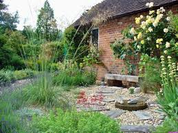 Gartengestaltung Mit Kies Und Steinen 25 Gartenideen Fur Sie Gartengestaltung Kiesgarten Garten Ideen