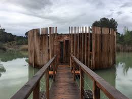 Rien de plus romantique que de vous endormir au son du clapotis, en pleine nature langoureusement bercés par le léger mouvement de l'eau. Nid Perche Treehouse Nidperche Twitter