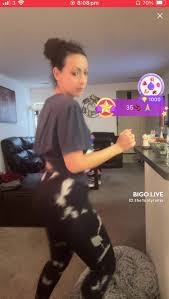 Streamer isnt afraid of showing her sexy ass - ThisVid.com