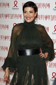 El primer televisor transparente producido en serie del mundo. Oups Cristina Cordula Seins Nus Sous Sa Robe Transparente Fashion Faux Pas