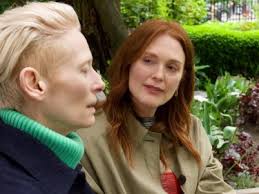 La stanza accanto: come Pedro Almodóvar ha riletto il senso di una fine