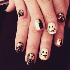 Demi Lovato Black White Foil Nail Art Smiley Face Studs Nails Steal Her Style The one nail is white with a gorgeous black floral design on it. smiley face studs nails steal her