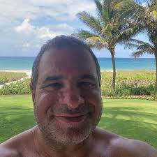 Its a beautiful Sunday at the beach! Hope you're having a Flextastic day! I  need a shave!