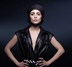 Suivez son actualité sur son site officiel (sorties, concerts Frankreich Barbara Pravi Veroffentlicht Das Musikvideo Zu Ihrem Esc Song Voila Esc Kompakt