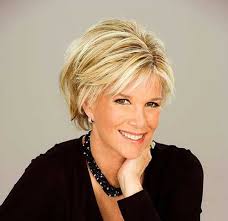 Noble Altere Damen Mit Erstaunlichen Kurzen Frisuren In 2020 Haarschnitt Kurz Haarschnitt Kurzhaarschnitte