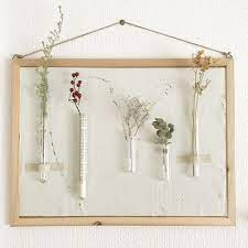 暮らしにドライフラワーを取り入れて おしゃれなインテリアになる飾り方をご紹介 folk ドライフラワー コルクボード ドライフラワー 飾り方