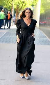 Sarah jessica parker gives a quick tour of her shoe shop in ny. Sarah Jessica Parker Has Been Wearing Her Crossbody Bag And Mask Chain On Repeat Instyle