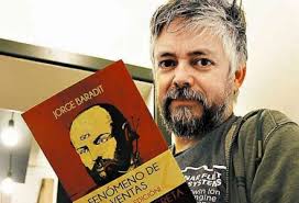 Luego del ã©xito de la trilogã­a la historia secreta de chile, ahora jorge baradit escribe sobre la dictadura, tomando como base sus vivencias como niã±o en valparaã­so y los efectos que tuvo la dictadura en su familia, es un relatobreve y muy documentado sobre el antes, durante y el despuã©s, que espero despierte las ganas de leer. Jorge Baradit Bachelet Fracaso Porque Los Chilenos Solo Querian Su Parte De La Torta El Mostrador