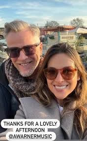 𝐍𝐄𝐖: LINDA! Nova foto da Millie com o Thomas Mikusz: “Obrigado por uma  tarde adorável @awarnermusic” — escreveu @mikusz 💛