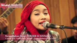 C sayangku jangan kau persoalkan dm siapa dihatiku dm g terukir di bintang tak mungkin hilang dm g c cintaku padamu. Persembahan Yuna Terukir Di Bintang Youtube