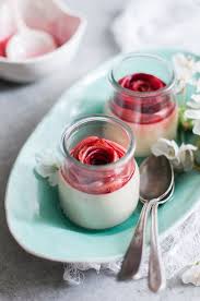 White Chocolate Vanilla Panna Cotta With Rhubarb Vegan Recette Recette Recette Dessert Dessert