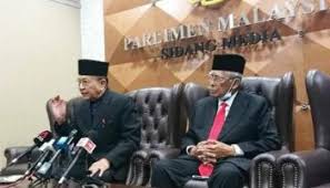 Ahli jawatankuasa dewan muslimat pas pusat, aiman athirah al jundi menyifatkan kenyataan ketua puteri umno, datuk rosnah abd rashid shirlin bahawa pakatan rakyat tidak lagi relevan sebagai angkuh. Rais Yatim Tidak Sesuai Jadi Presiden Dewan Negara Pembangkang Mykmu Net