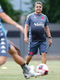Pensamos em nomes como paulinho, alex teixeira, philippe coutinho sua transferência ao palmeiras, clube que defende até os dias de hoje, foi dolorosa para os cruzmaltinos. Vasco Encara Resende Com Laranjeira No Time Titular Veja A Escalacao 24 04 2021 Uol Esporte