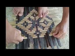 Batik merupakan kain bergambar yang dibuat secara khusus dengan menuliskan. Cara Membuat Anyaman Motif Batik Kelarai Bunga Api Youtube