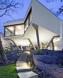 O2 treehouse is a custom treehouse company based in oakland, california that has built 85+ treehouses over 16 years. House Between The Trees Architekti Sebo Lichy Archello