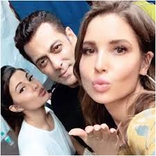 Jacqueline Fernandez' doppelganger Amanda Cerny FINALLY meets the actress;  spends time with Salman Khan