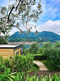 Mediterranean climate, green hills, vineyards and olive groves, a very rich nature, which frames. Glamping Am Gardasee Mehr Als Zelt Und Isomatte Butterflyfish Gardasee Glamping Zelten