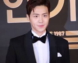Kim seon ho pamer abs saat kenakan baju unik mirip jaring kembar dengan v bts, army histeris: Kim Seon Ho Wikipedia