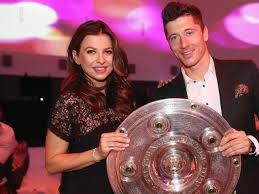 Seine frau anna lewandowska veröffentlicht jetzt ein anna lewandowska: Frau Von Bayern Sturmer Robert Lewandowski Verrat Bayern Star Will Karriere In Los Angeles Beenden Eurosport