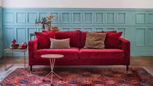 Set A Truly Memorable Stage For All Your Holiday Gatherings We Ve Got A Few Festive Styles To Help You Transfo Deco Salon Canape Rouge Deco Salon Salon Canape