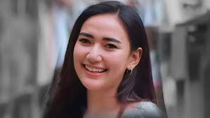 Dara Ayu, Hitsmaker Dangdut Muda yang Menginspirasi: Kisah Sukses dari  Lumajang ke Panggung Nasional