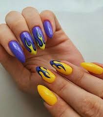 Aplicación de uñas de acrílico esculturales uñas de gel manos y pies uñas de tip diseños y mucha moda. Unas Azul Amarillo Fuego Manicura De Unas Disenos De Unas Mate Unas Postizas De Gel