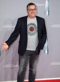 Die erste ausgabe von schlag den star in 2021 trägt den untertitel fußballgott gegen handballhühne oder wie moderator elton es nennt: Elton Comedian Wikipedia
