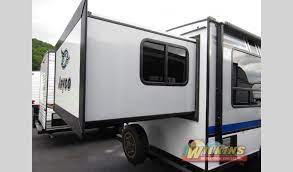 This travel trailer is 18 foot in total, and is indeed an outstanding travel trailer that is also budget friendly. Jayco Jay Feather Review 3 Standout Floorplans