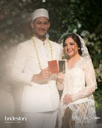 Dengan simkah web, pernikahan tak lagi dicatat manual, tapi sudah memanfaatkan komputer baik dalam penulisan kartu nikah akan dibagikan secara gratis setelah prosesi akad nikah dilakukan, seperti buku nikah. 9 Momen Akad Pernikahan Ini Wajib Banget Untuk Diabadikan Sayang Banget Kalau Lupa