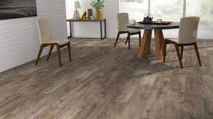 sol pvc les lames adhesives c est hyper bluffant sol vinyle imitation parquet sol vinyle comment decorer son appartement