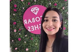 Holaaa 🙋🏽‍♀️ hoy les presento mi lugar de trabajo, MI lugar para poder  brindarles los mejor para ustedes pueden ver mi cara de fan fan 😍 y ala  vez me presento yo: