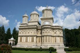 Legenda mesterului manole de care este legat numele manastirii curtea de arges spune ca domnitorul tocmise pe cei mai mari mesteri pentru a ridica lacasul de cult. ManÄstirea Curtea De ArgeÈ Èi Legendele Ce O Imprejmuiesc DeÈtepÈi Ro