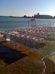 Les Sables D Olonne Au Centre Plage Probablement Le Sable Le Plus Fin D Europe Outdoor Beach Water