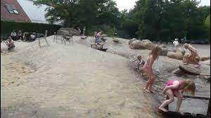 Da wäre zunächst der große wasserspielplatz der sich in der nähe des eingangs. B Wasserspielplatz Britzer Garten Berlin Neukoln Youtube