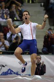 Il devient le premier athlète à détenir à la fois le record du monde et le record du monde en salle du saut à la perche avec un unique saut. News Lavillenie Puts On A Show In Reno