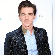 Born jared drake bell on june 27, 1986 in orange county, ca, bell grew up in a household already accustomed to the spotlight, as his mother, robin dodson, was a champion billiards player. Drake Bell Pleads Guilty To Attempted Child Endangerment Felony Charge