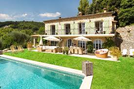 Schone Provenzalische Villa An Einem Hugel In Den Hohen Bei Grasse Von Der Villa Und Dem Pool Gibt Es Eine Schone Aussic In 2020 Ferienhaus Ferienhaus Mit Pool Villen